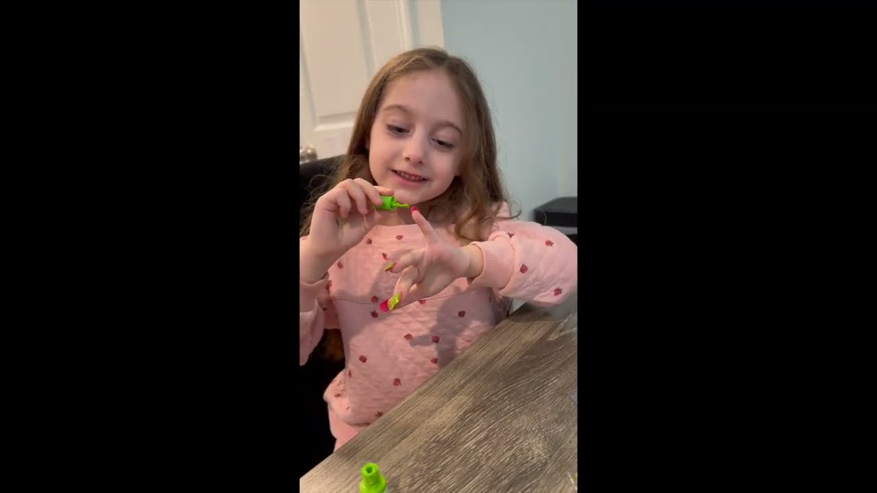 Sugar and Spice with Valentina: Painting my fake nails!!