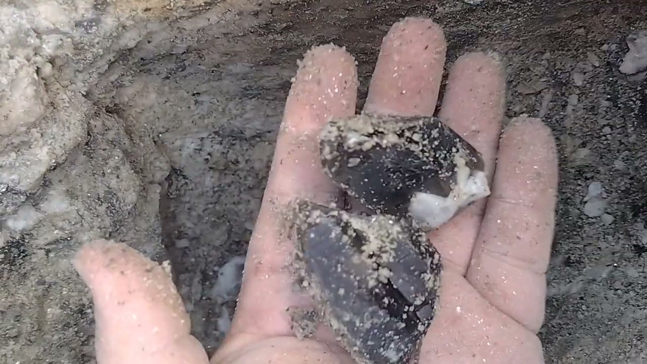 2025鉱物採集動画〜煙水晶の大ガマ(pegmatite pocket)〜③