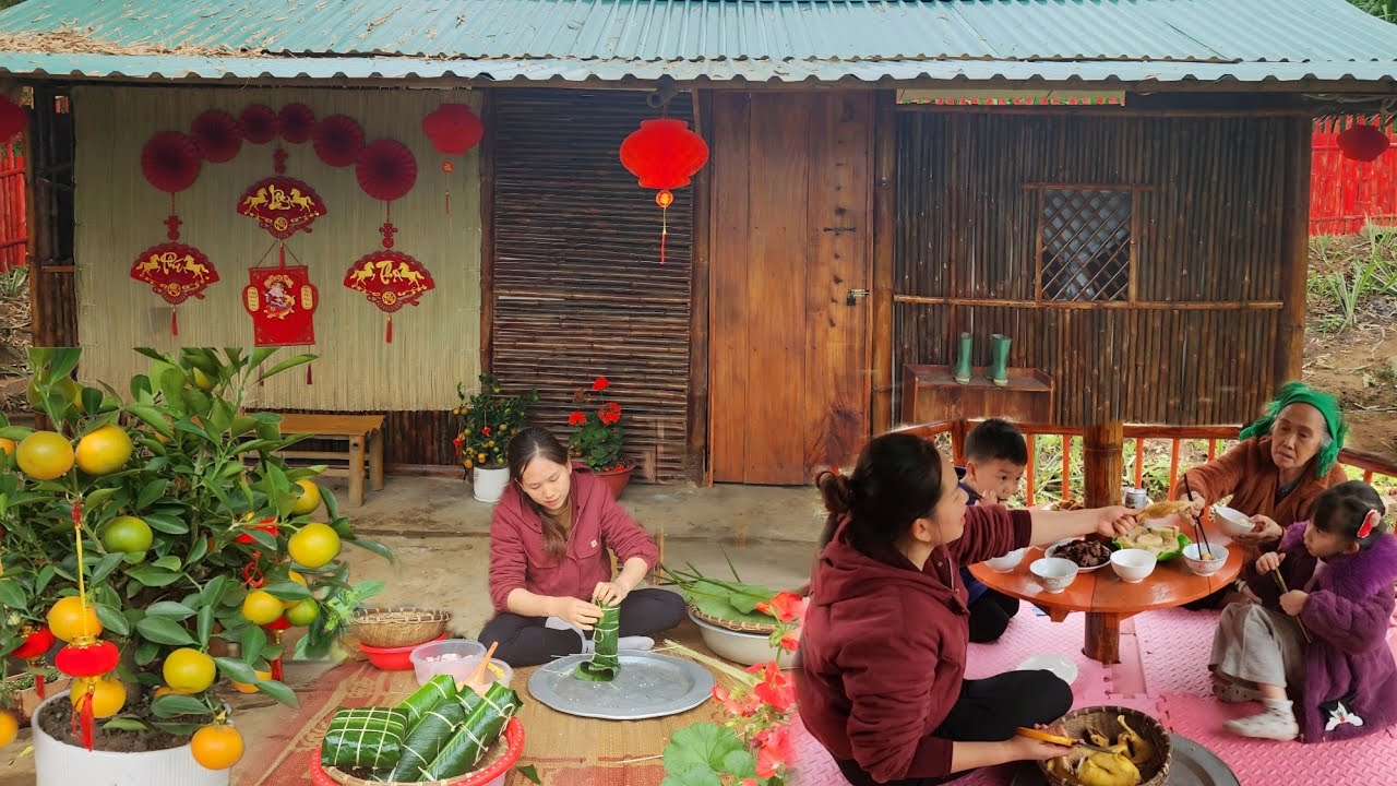 The elderly woman celebrated Lunar New Year for the first time with her daughter Thanh Ca's family.