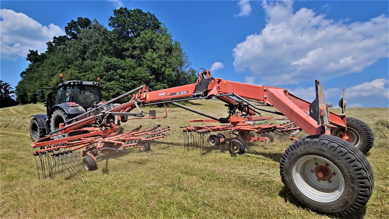 VALTRA N174 mit KUHN GA 8030 Schwader bei Heuernte im Einsatz