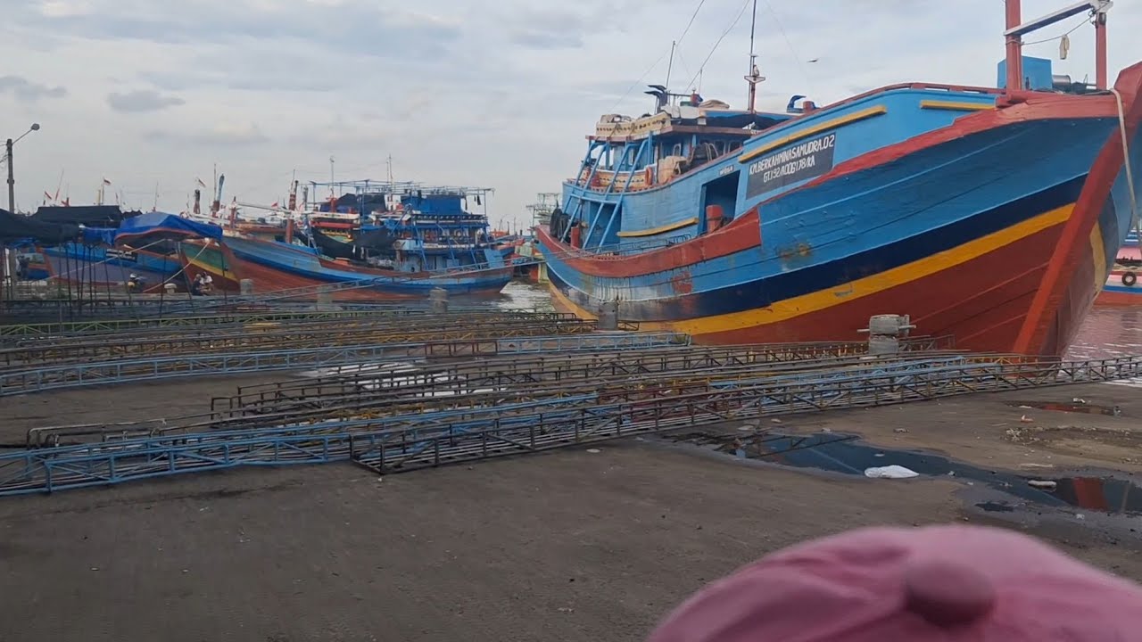 WOOWW KAPAL BESAARR [[ WISATA MELIHAT KAPAL BESAR DI TEMPAT PELELANGAN IKAN ]]