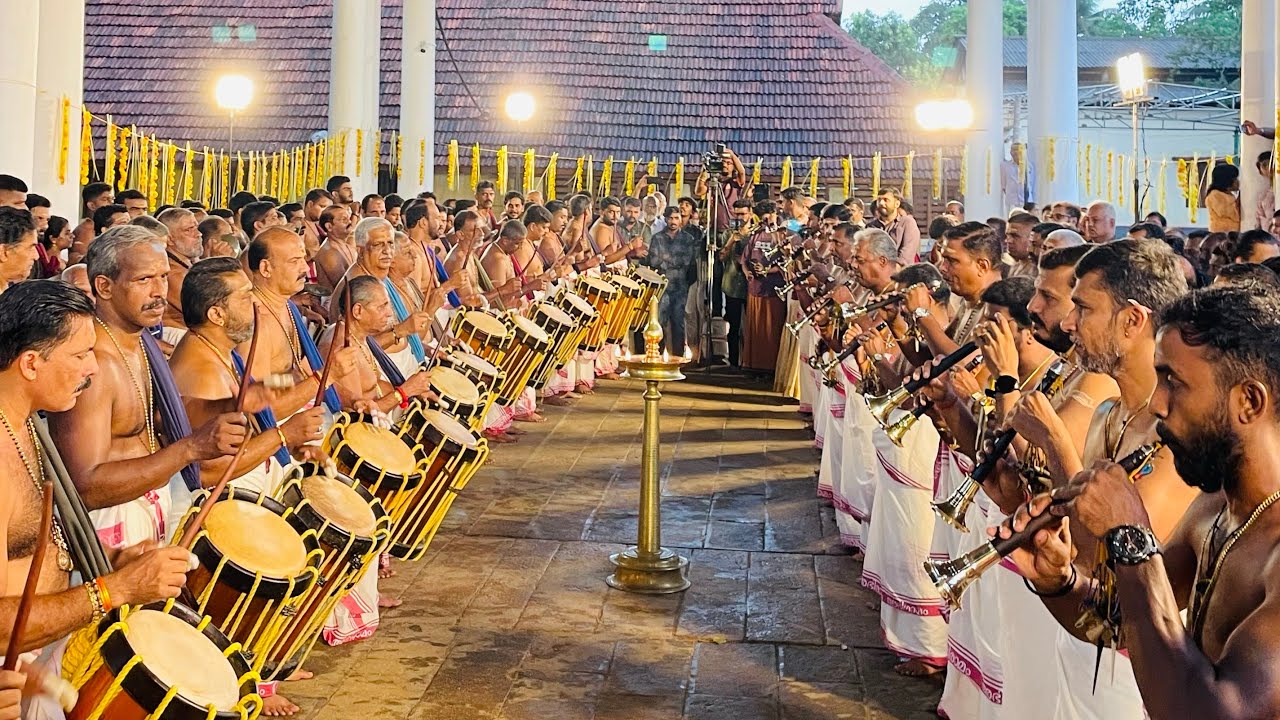 പെരുവനം കുട്ടൻ മാരാരുടെ പ്രമാണത്തിൽ 111 പ്രശസ്‌ത വാദ്യകലാകാരന്മാർ പങ്കെടുക്കുന്ന പഞ്ചാരിമേളം.