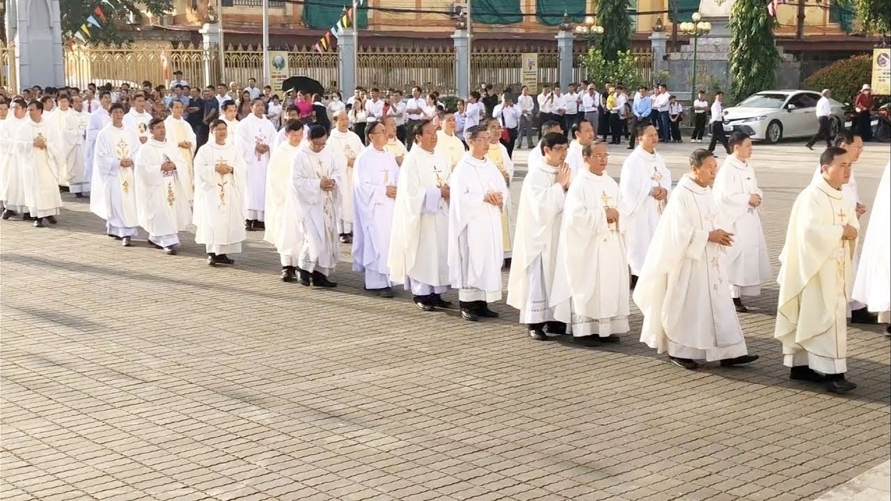 Đón Đoàn Lễ Nghi Vào Dâng Thánh Lễ Do Đức Cha Đa Minh Giáo Phận Thái Bình Chủ Sự Thánh Lễ Đồng Tế