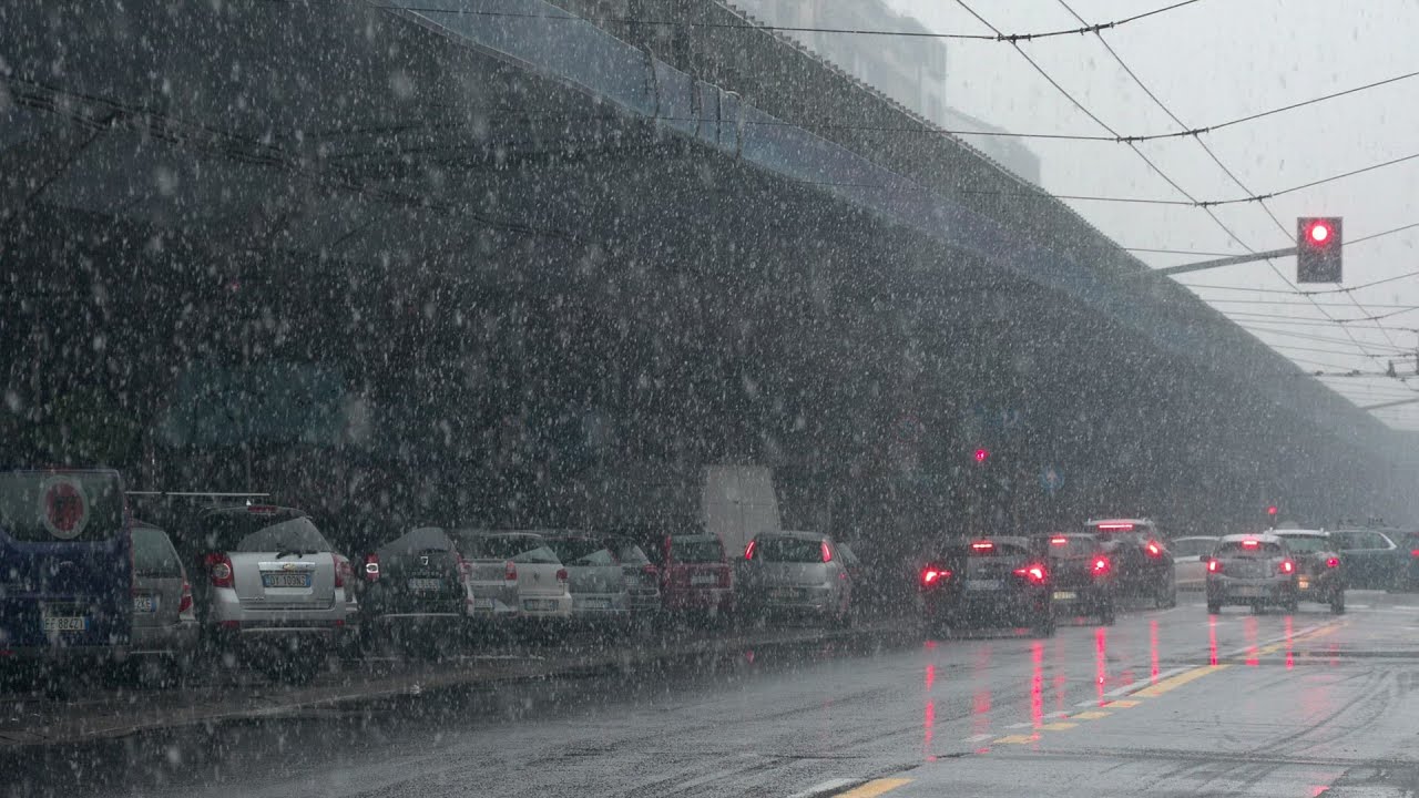 Milano, i fiocchi di neve continuano a scendere nel pomeriggio: le immagini da zona Portello