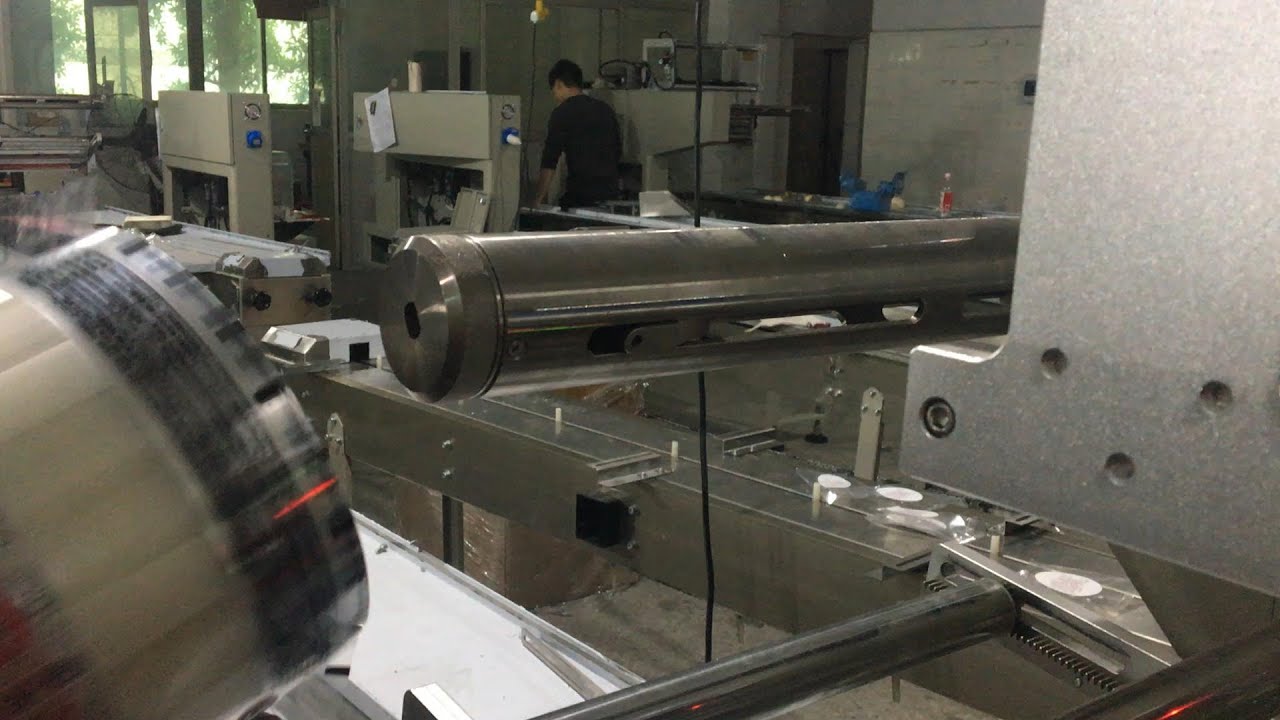 Pillow packaging machine - film filling process demonstration 枕式包裝機-裝膜流程演示