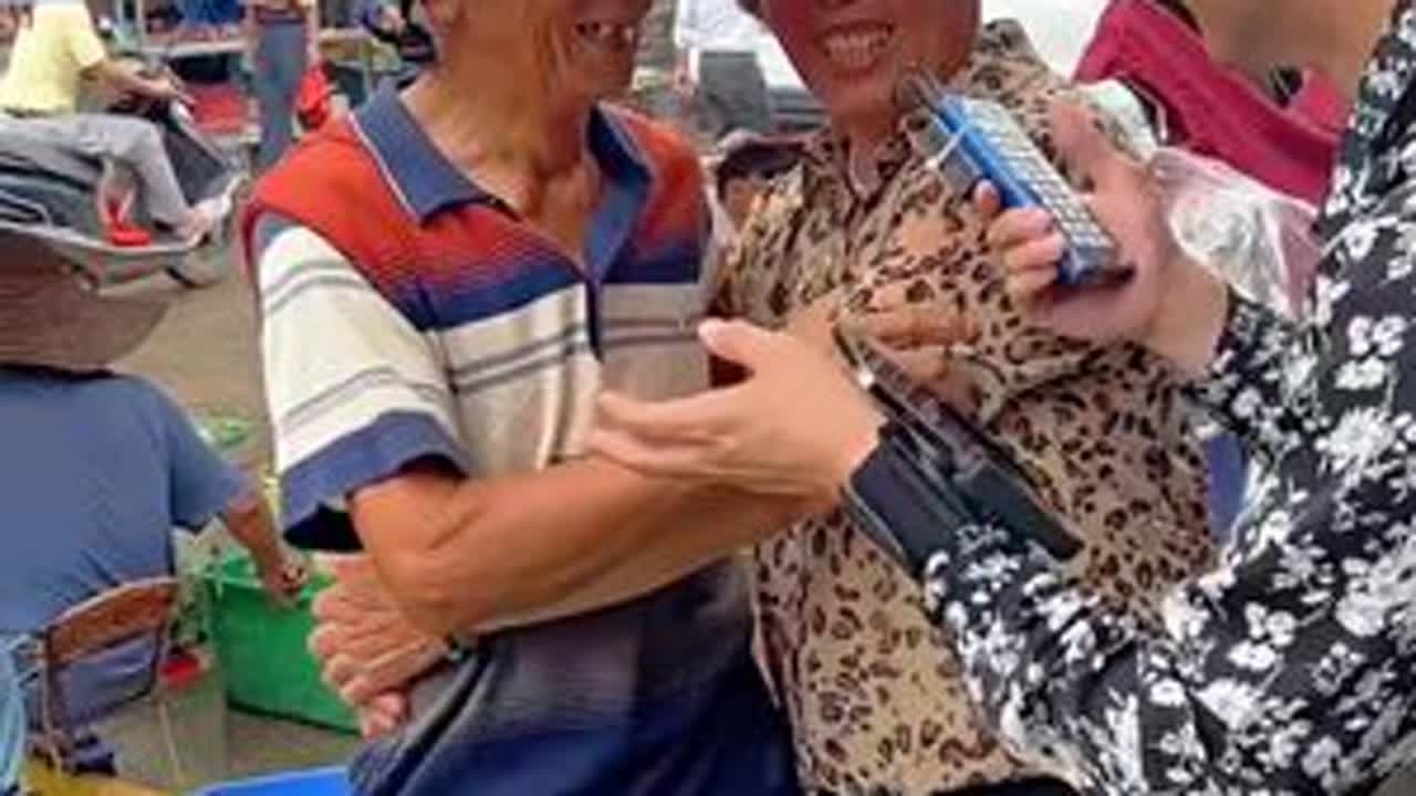 把人家婆仔整脸红了#欧阳锋广东小火鸡#户外直播##菜市场最靓的仔 #人间百态皆是生活