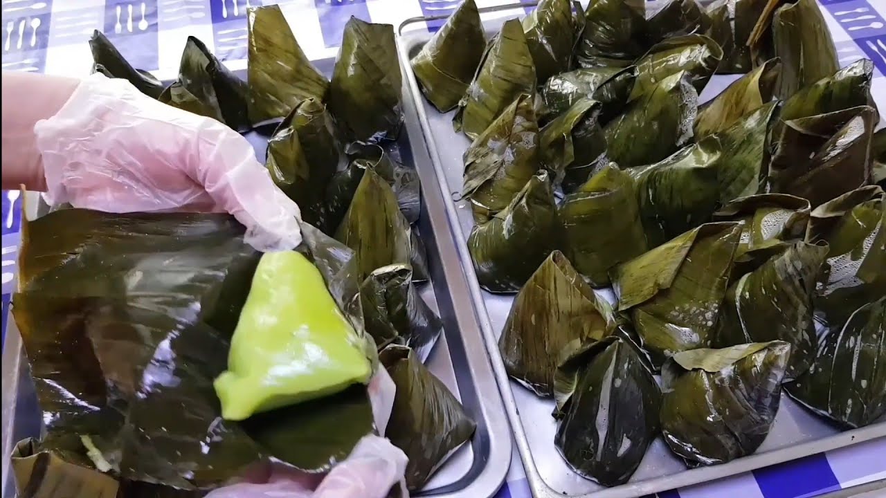 BÁNH ÍT BỘT NẾP VỚI KHOAI LANG VÀ LÁ DỨA  bột rất dẻo, nhân dừa Sầu Riêng