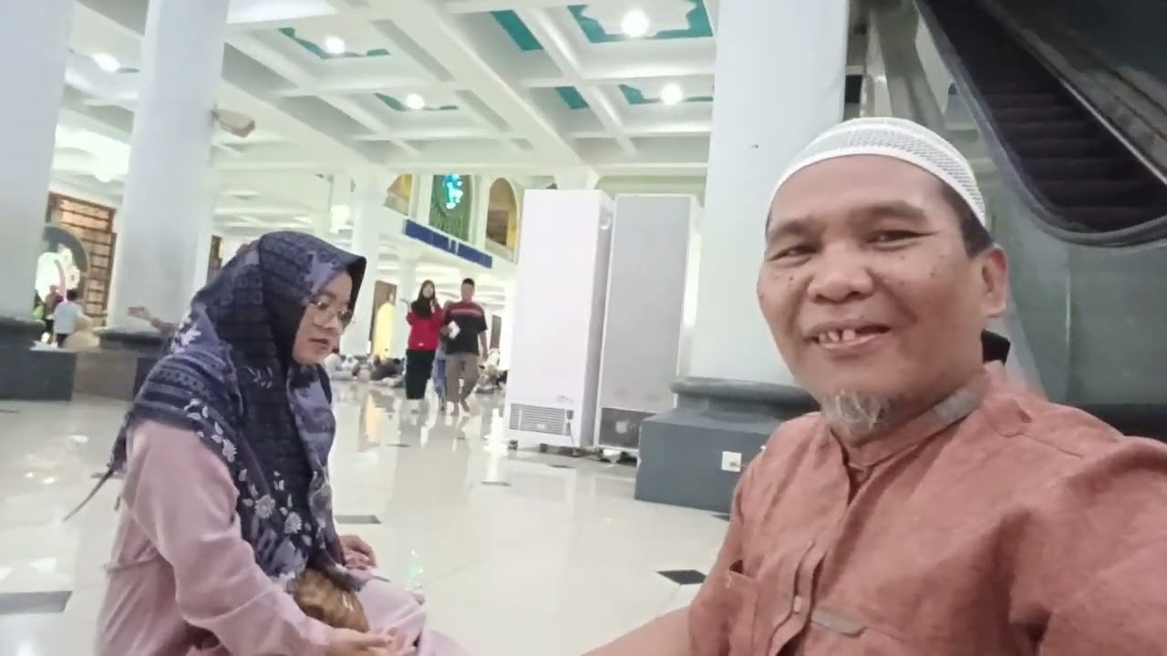 Buka puasa di masjid Al Akbar Surabaya 