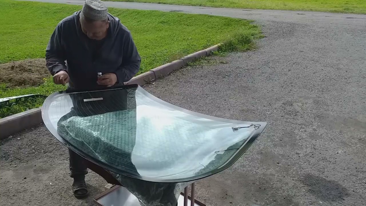 На Мерседес вклеиваю заднее стекло