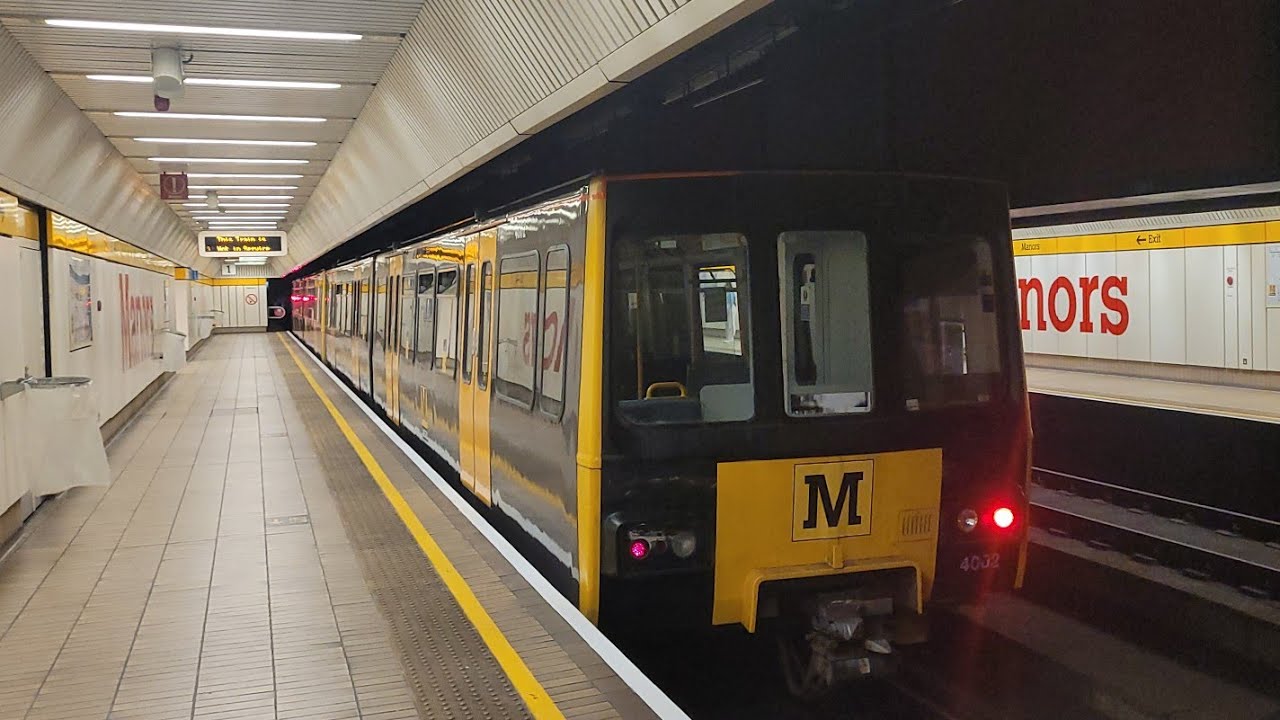 Unrefurbished Metrocar 4002 on the Yellow Line
