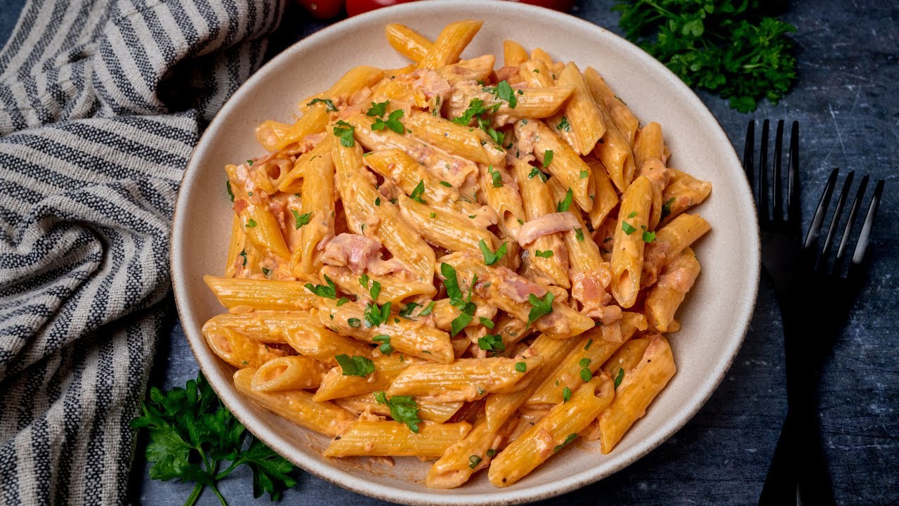 Penne al Baffo (Ham Pasta with Cream Sauce)