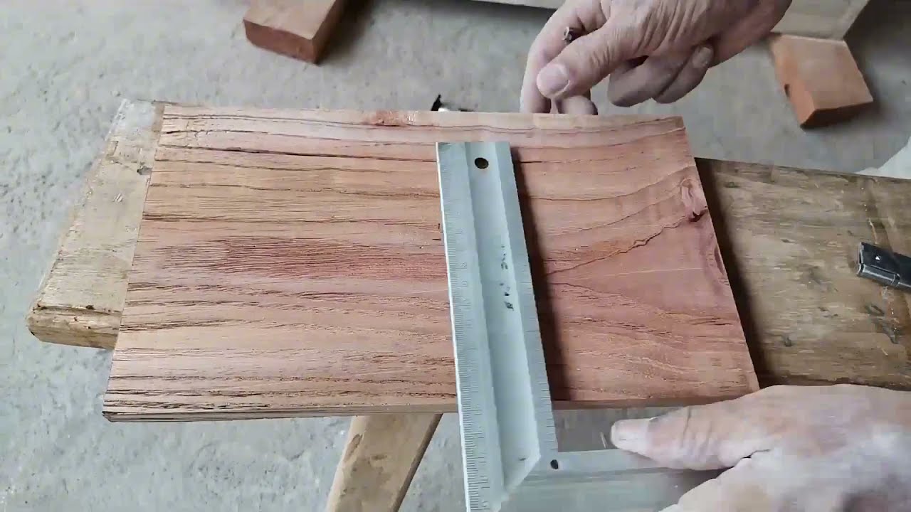 如果要安装较多的柜门合页，可以先制作一个模具，这样装合页快