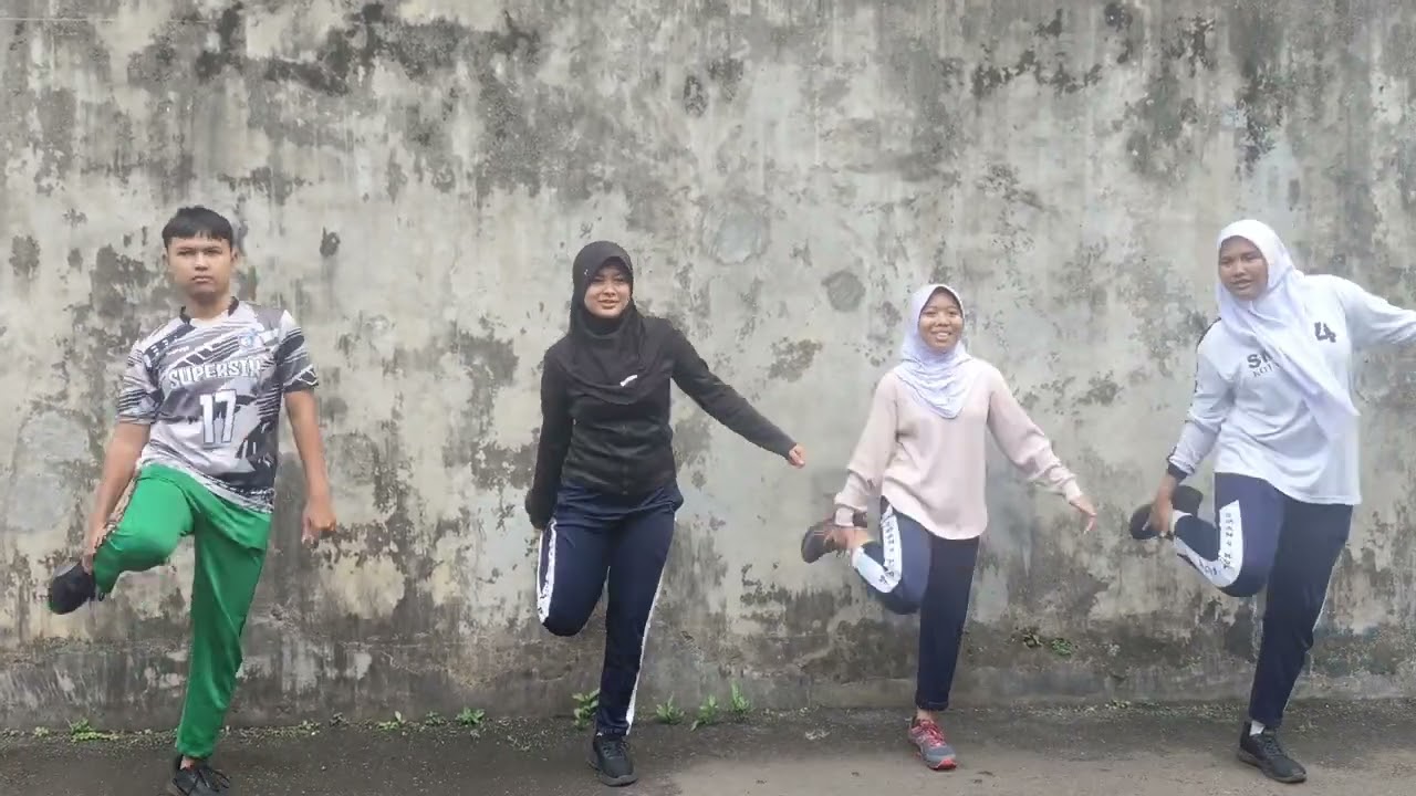 Praktek lari estafet dan lompat jangkit kelompok 5 kelas XI-5 SMAN 4