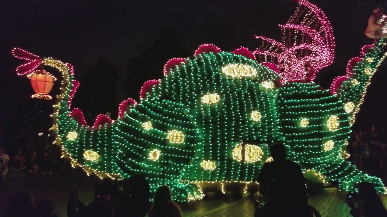 Pete's Dragon Elliott & the patriotic ending of the Main Street Electrical Parade Disneyland 8-15-17