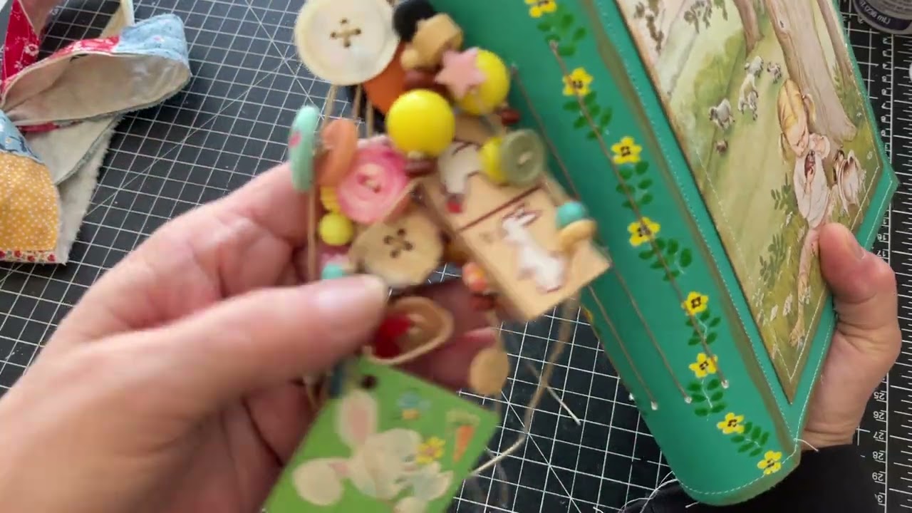 Полистайте еще 2 блокнота, расписанных вручную компанией Kraft Tex.