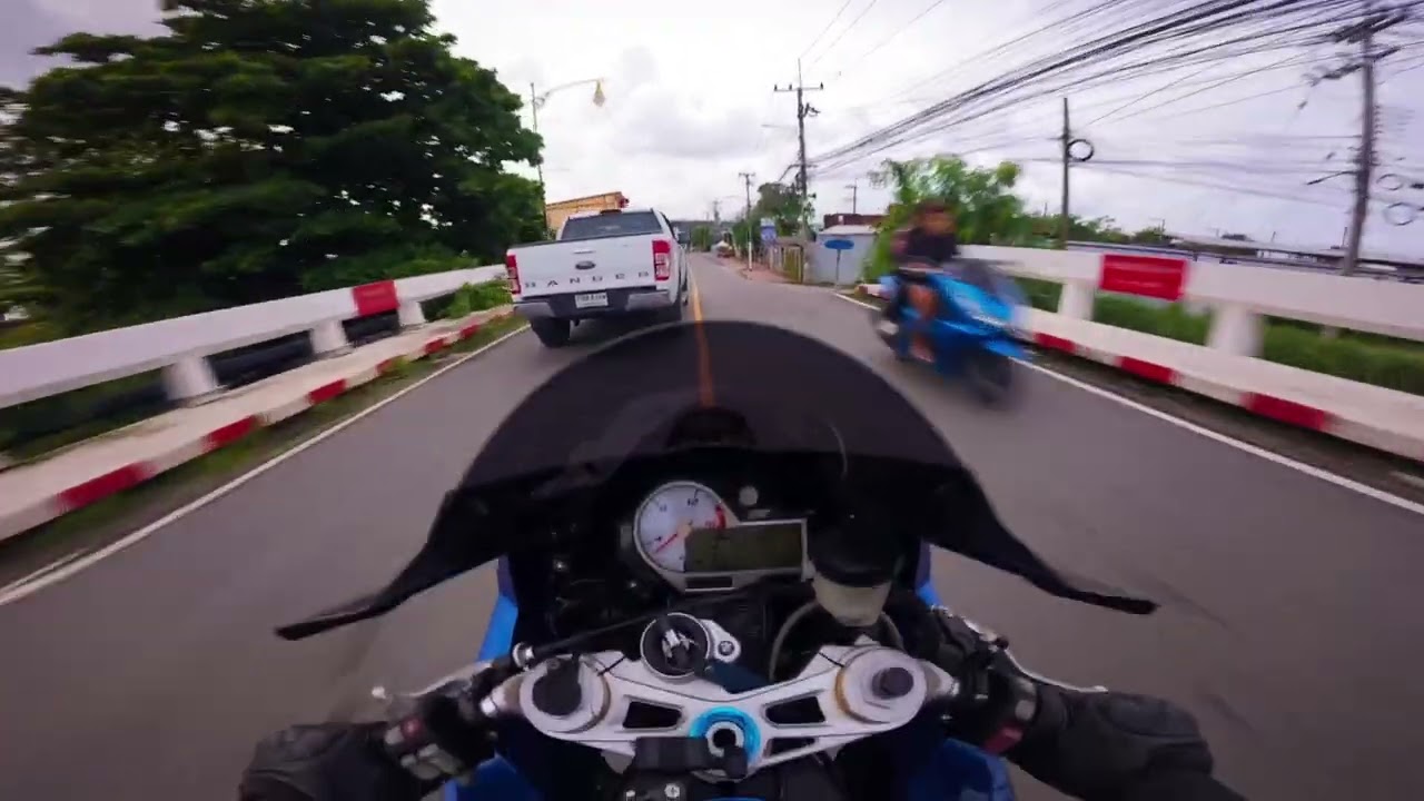 เมื่อเพื่อนบอกที่ร้านมีสาวๆ ผมนี่จะรออะไรละครับ ให้ไว #bmws1000rr #guขี่s1000 #บักหลามช่างหนุ่ม 