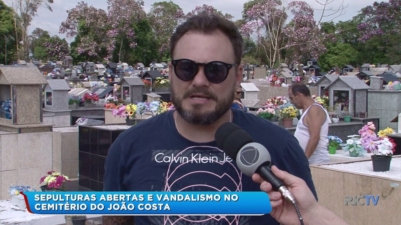 Sepulturas abertas e vandalismo são cenas marcantes no cemitério do João Costa, em Joinville