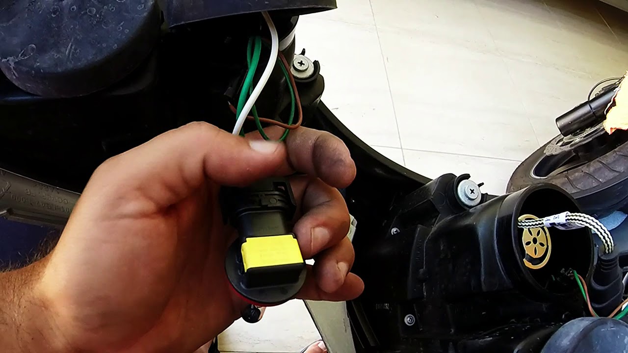 Downtown 300i #34 - Troca das Lâmpadas dos Faróis por Leds (Como desmontar a carenagem dianteira)