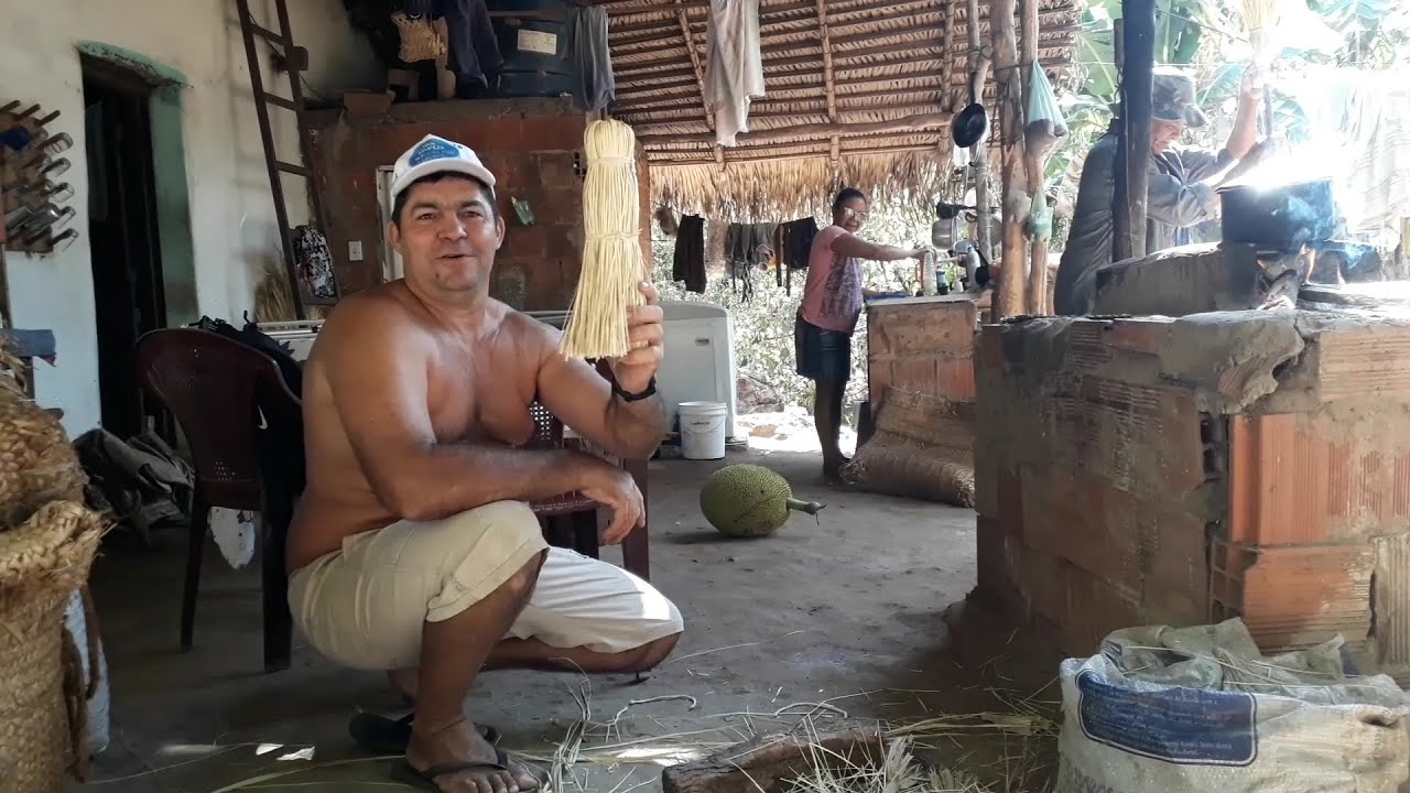 COMO É FEITO A VASSOURA ARTESANAL DE PALHA | RAIZES DO REI