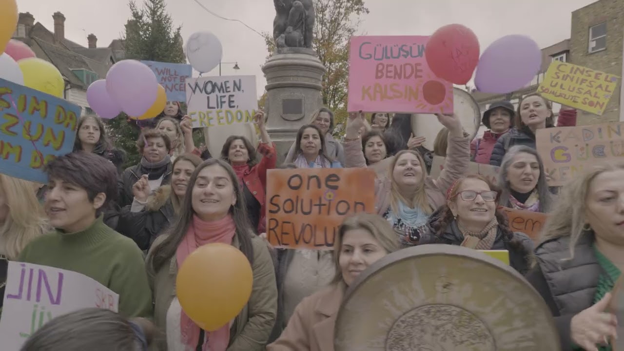 Rengin Kadın Korosu - Dünyayı Ben Oynatırım