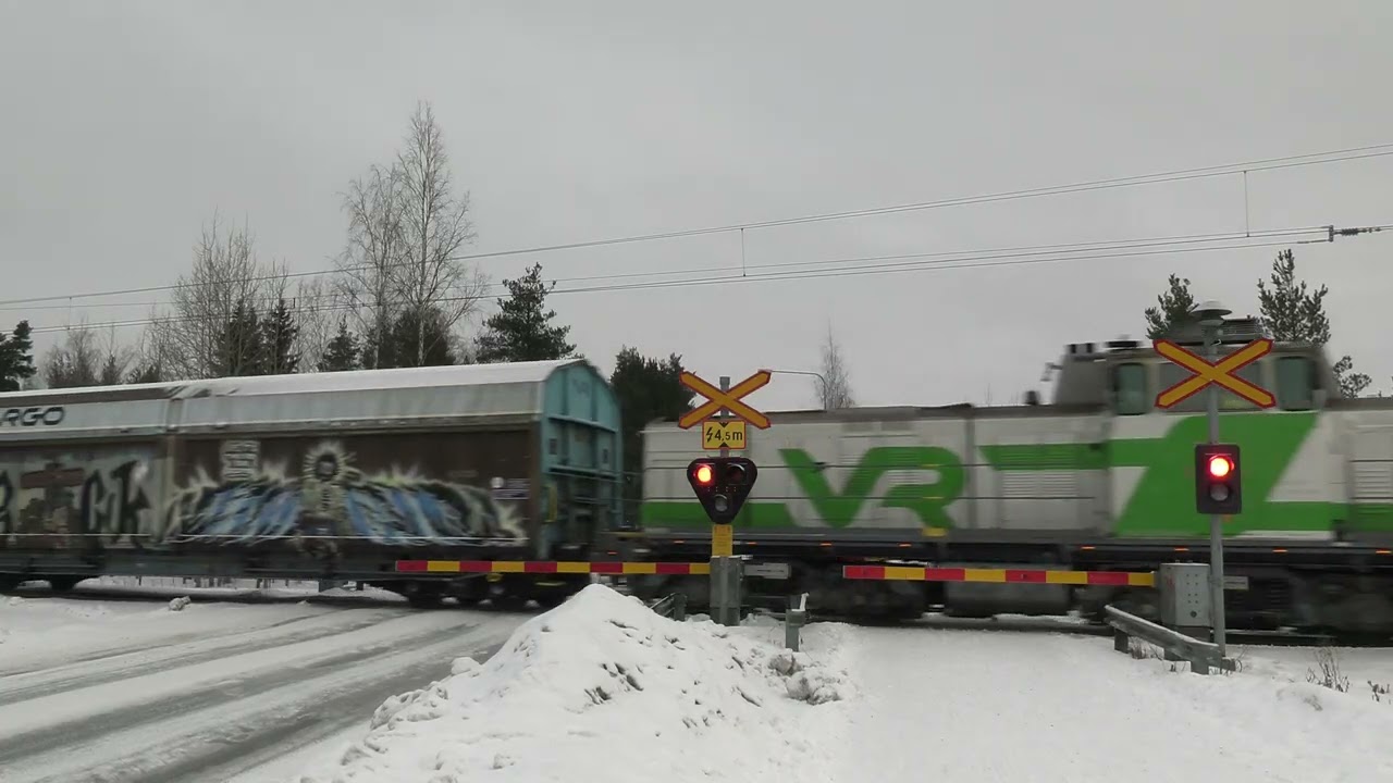 VR PAI 65862 passed SAVIKKO level crossing @ Akaa, Finland