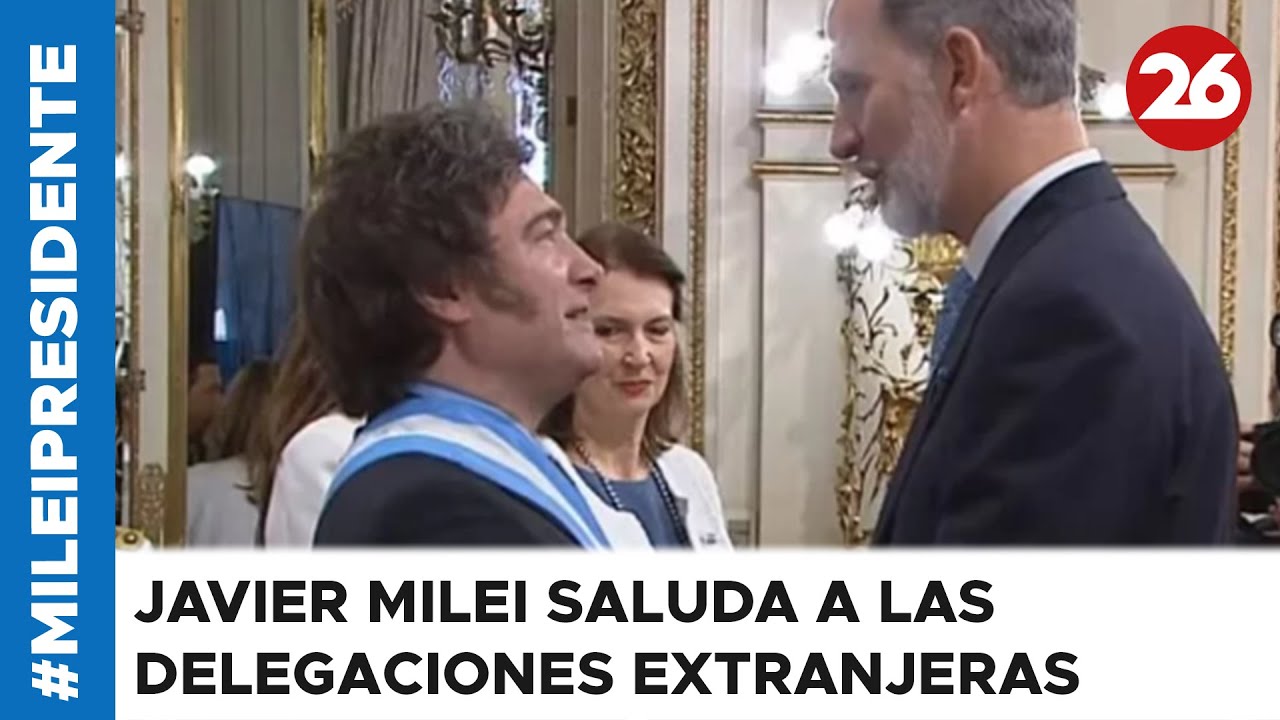 Javier Milei saluda a las delegaciones extranjeras en el Salón Blanco de la Casa Rosada