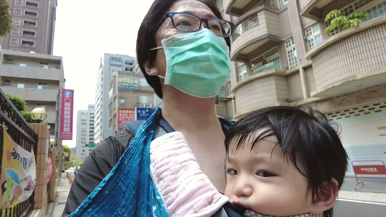 學校突然通知不能放學，爸爸趕到校門接孩子..匡列1800人篩檢的一天