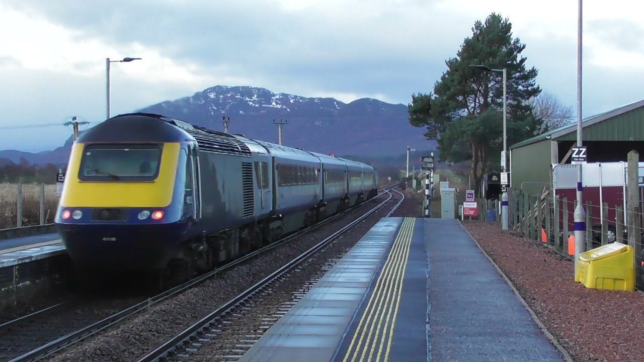 Scotrail HSTs 43125 + 43138 depart Kingussie 13/12/21