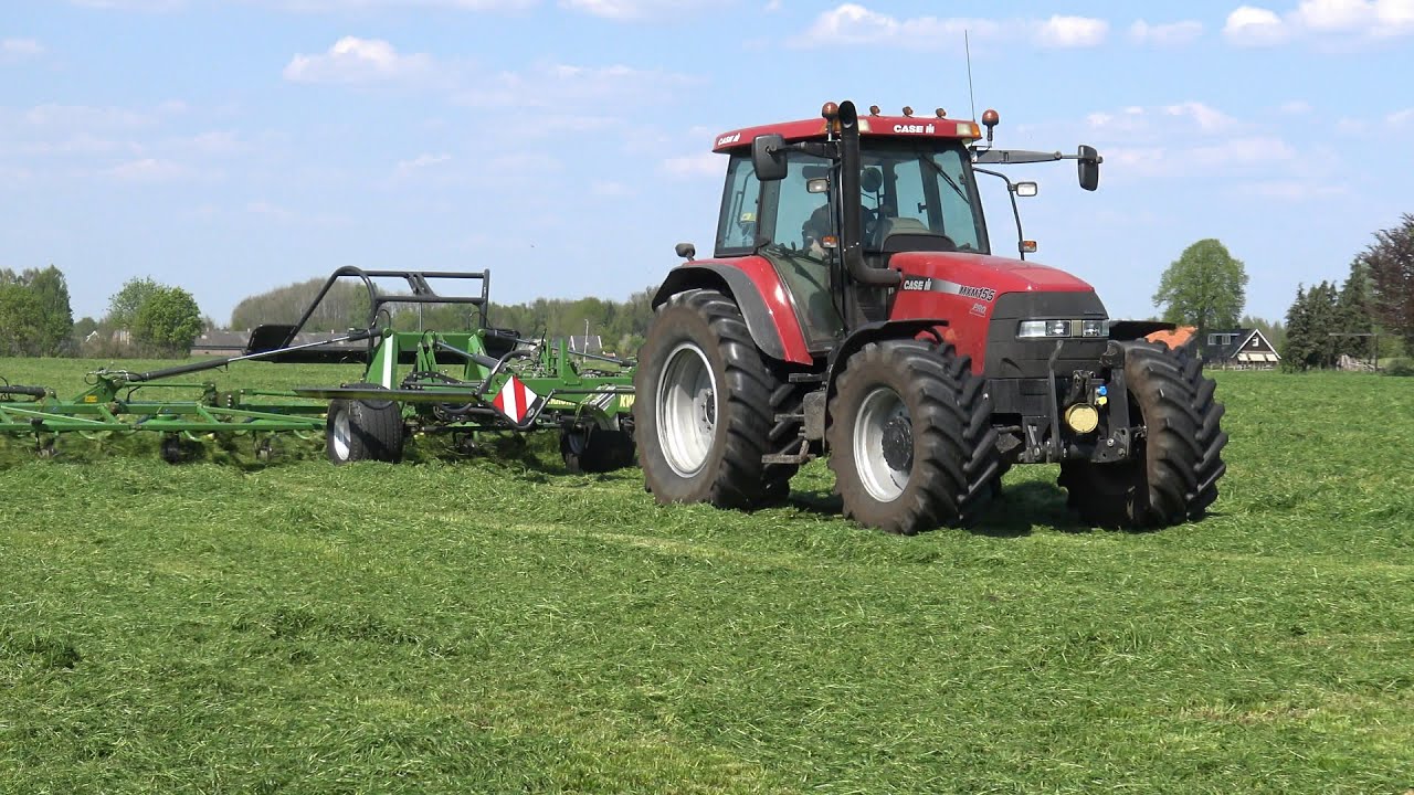 Gras schudden met Case IH Maxxum MXM 155 Pro en Krone KWT 1600 (2016)