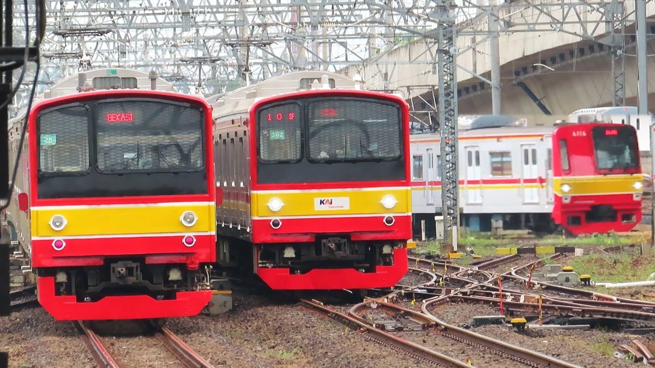 Kumpulan Kereta KRL Commuter Line di Stasiun Manggarai : Banyak KRL Bogor & KRL Bekasi