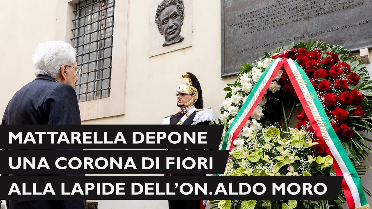 Il Presidente Mattarella depone una corona di fiori sotto la lapide dell'On  Aldo Moro