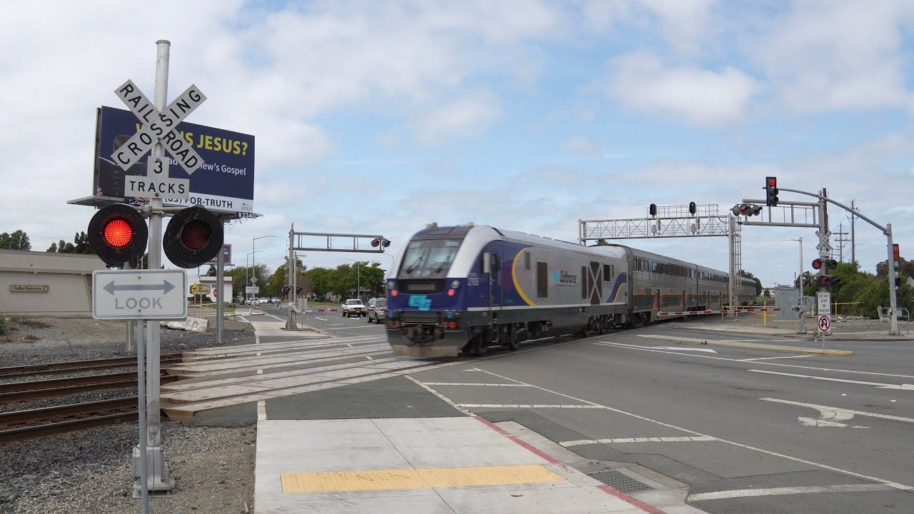 Amtrak CDTX 8331? Capitol Corridor 532|*New Mast Signal* Cutting Blvd. Railroad Crossing Richmond CA