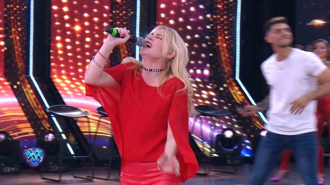 Esmeralda Mitre robó el micrófono del BAR y se puso a cantar en francés