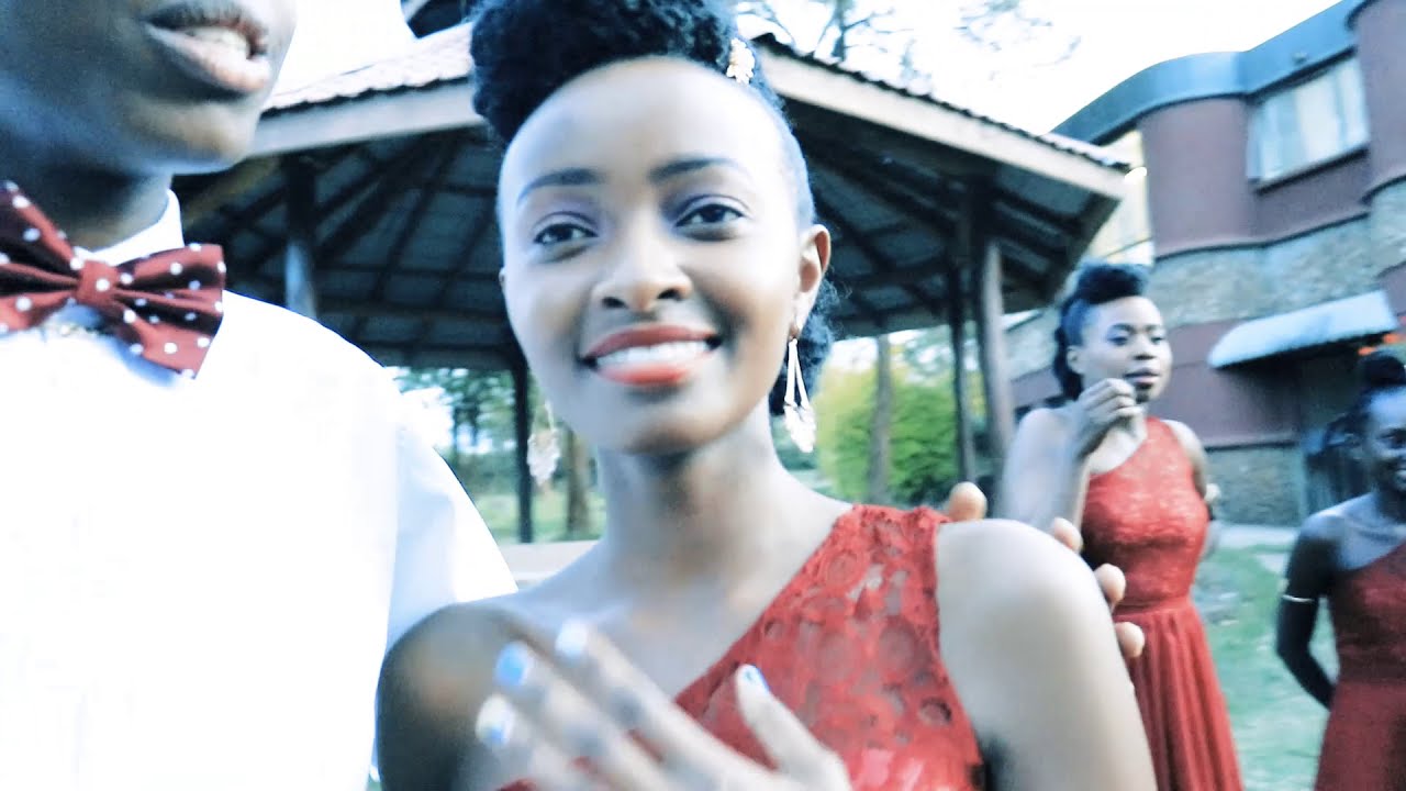 He proposed at a friends wedding ...They Cried (It will make you know your true friends)