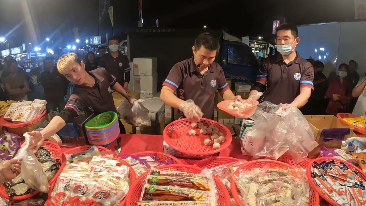 12  冰捲外面賣一份就要好幾百元~這邊一支只要100元~退冰切開沾醬吃~方便又好吃~ #嘉義趙又廷 #全晟海產 #週六斗南夜市 #海鮮拍賣 #海鮮叫賣