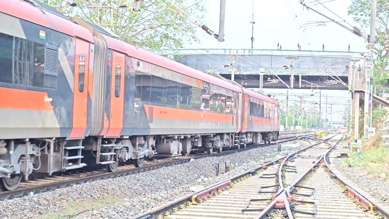 One of the Longest 🚆 🚂- Chennai Egmore Nagercoil Vandhebharat Train crossing madurai Station 