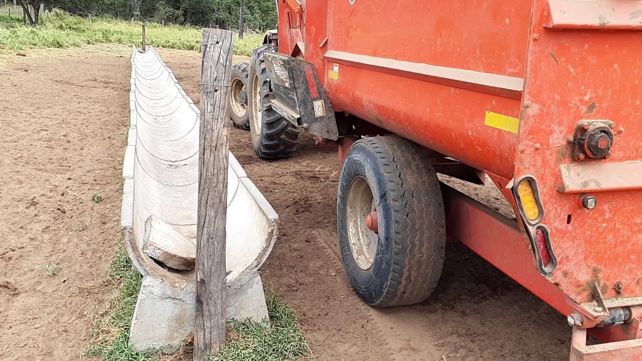 Valtra a750 na distribuição de ração vagão kuhn