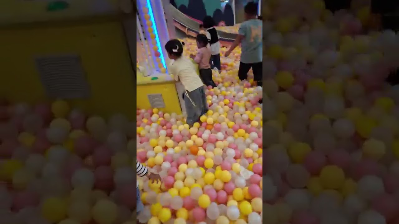 Kakak Indah bermain sama bapak di Living World Pekanbaru 