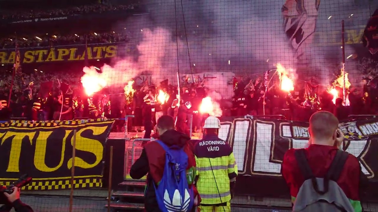 Supportrar eldar Bajen-souvenirer (AIK - Hammarby 1-0)
