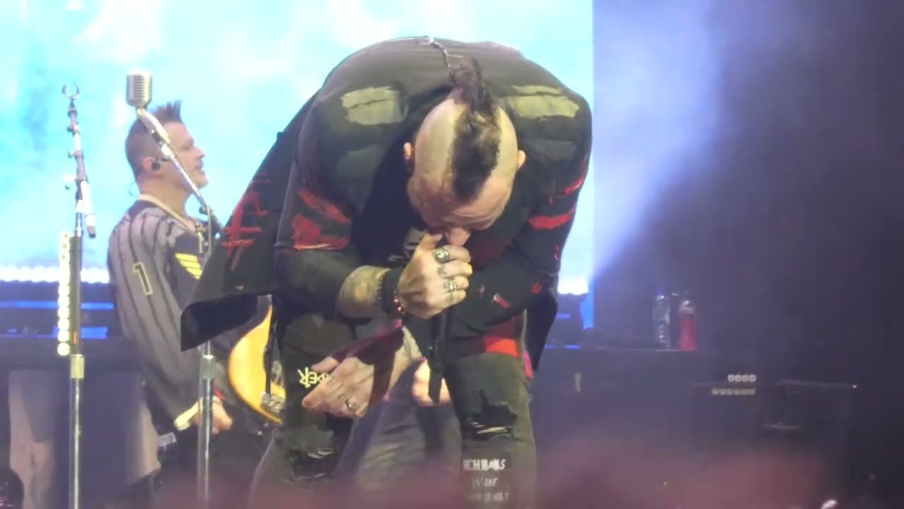 Three Days Grace - Break (Live @afasliveofficial Amsterdam)