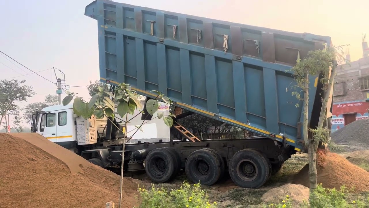 Dumper Truck Unloading! Dumper unloading video! Dumper unloading sand! TataSigna4830TK