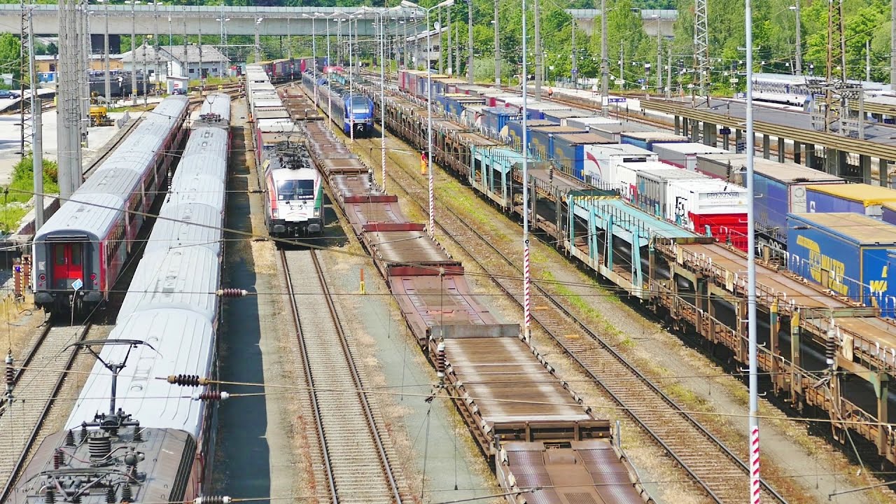 Reger Güter- und Personenzugverkehr im Bahnhof Kufstein - Austria