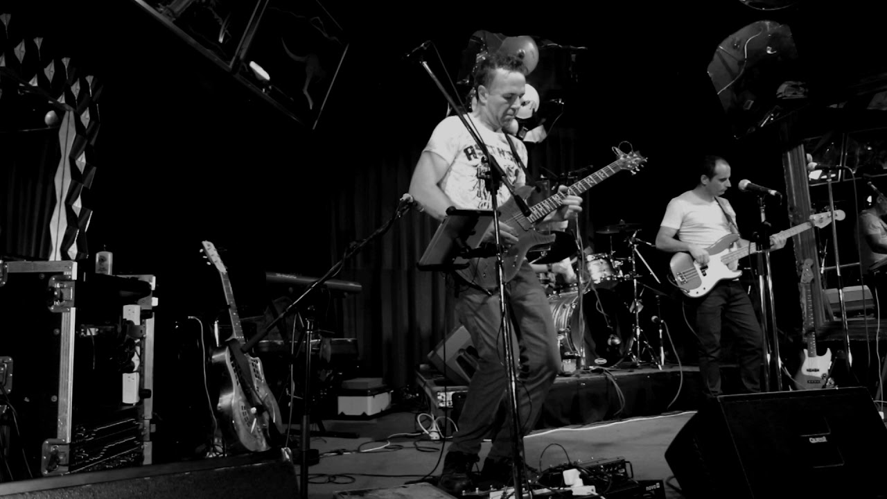 Paul Winn Band - Sultans of Swing solo from 2:40