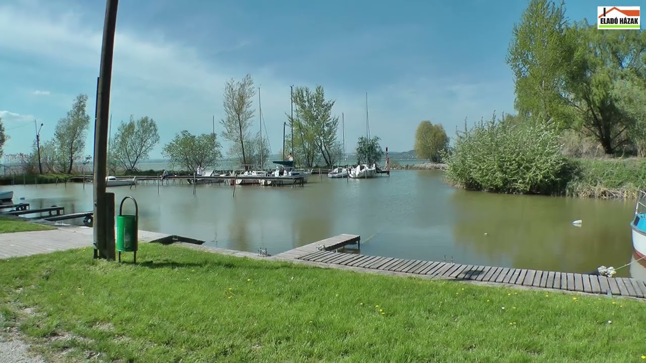 Saját tervezésű saját nyaralót építhet a víztől 111 méterre , olyat, amilyen másnak nincs.