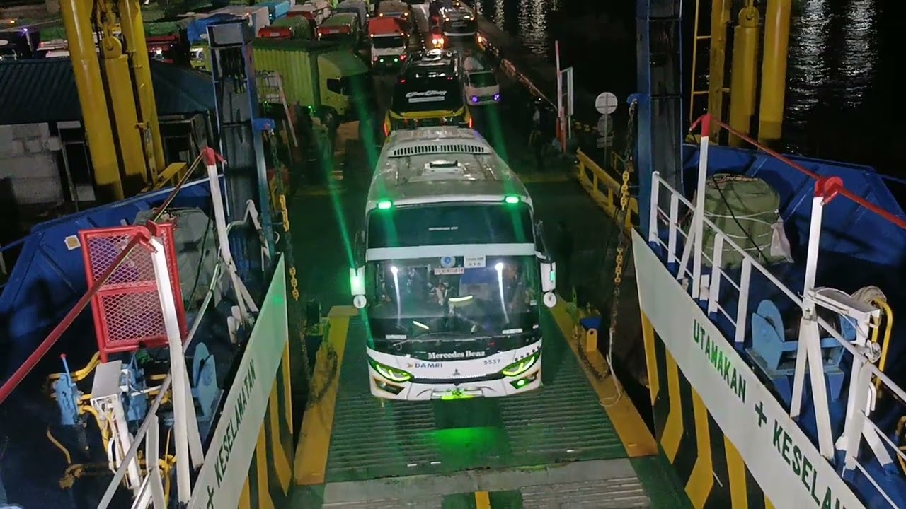 loading mobil masuk ke kapal Ferry Bakauheni