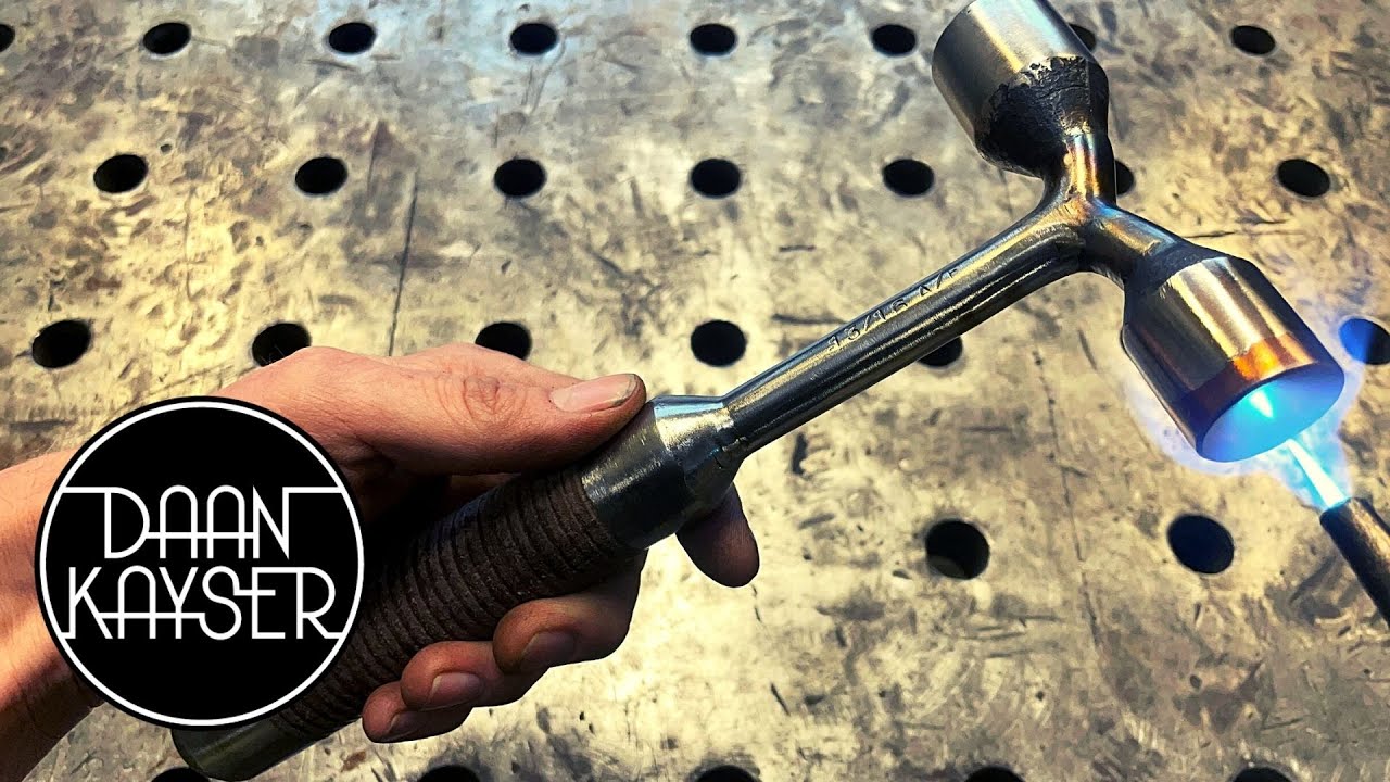 Hamer gemaakt van een kruissleutel en riem