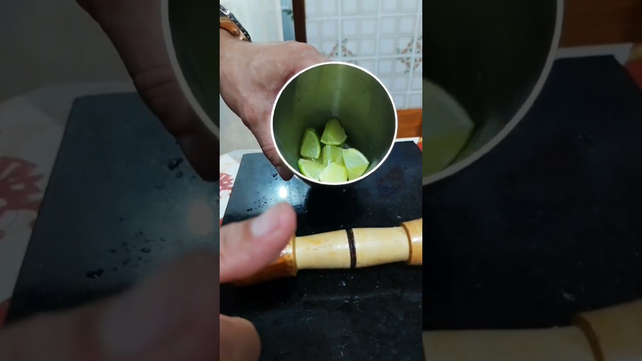 Aprenda a fazer caipirinha com vodka