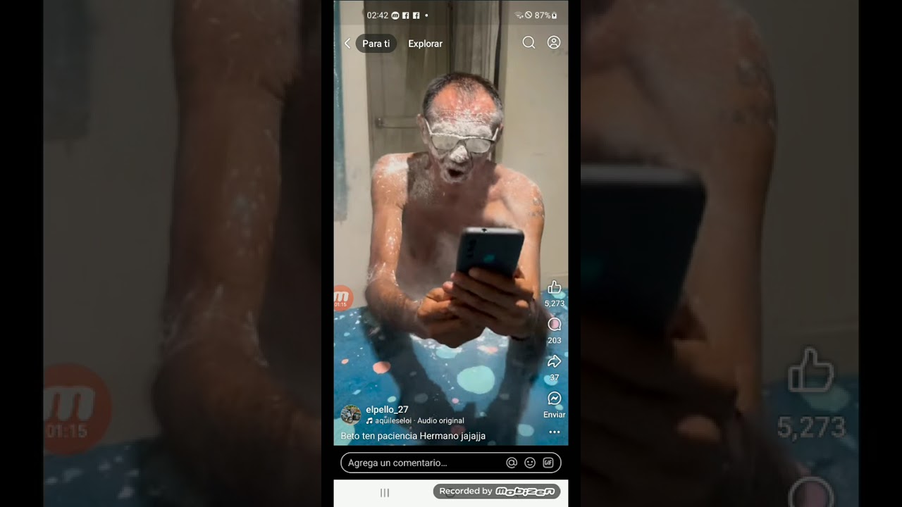 Yo viendo unos videos de Facebook de un de un tipo aleatorio que yo sigo