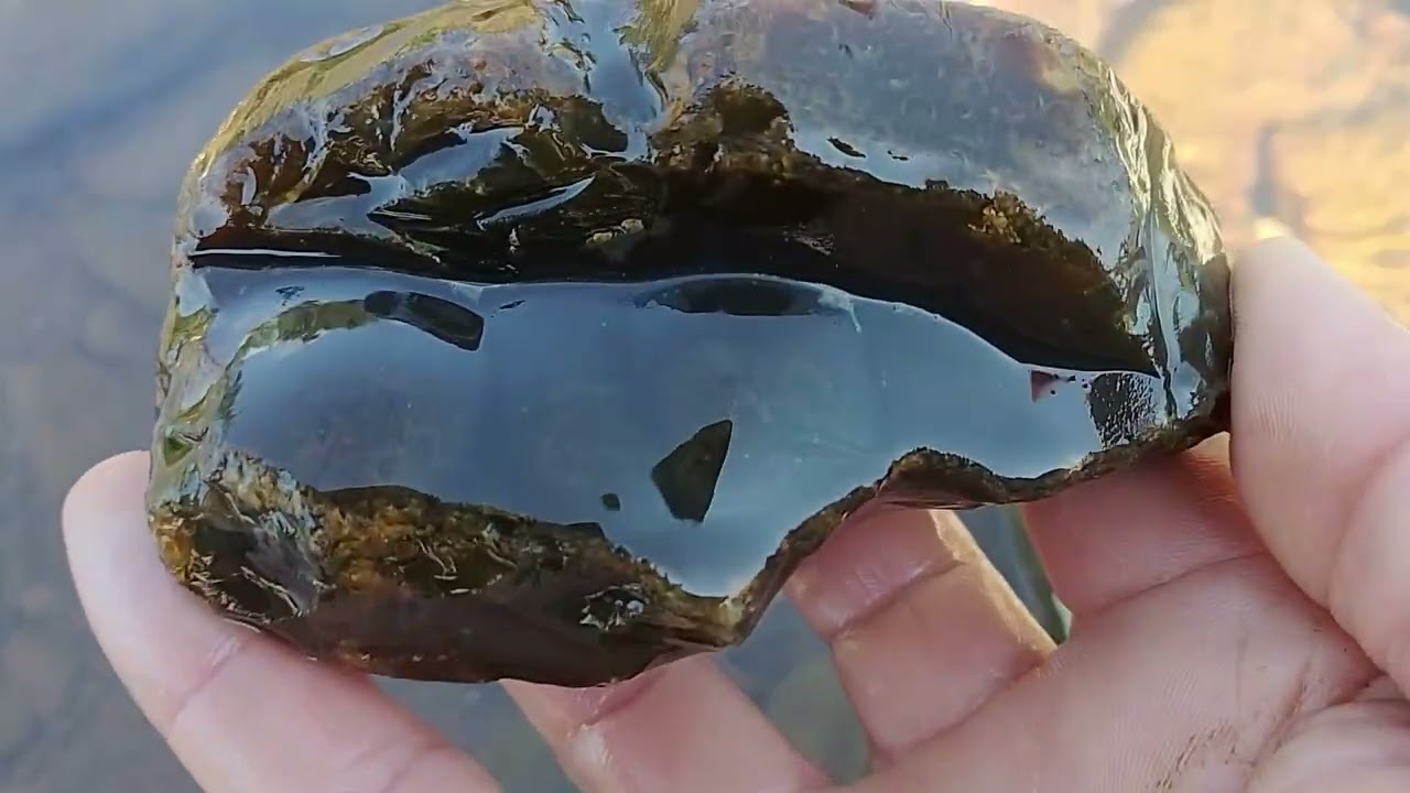 Olha essas pedras que peguei na água.