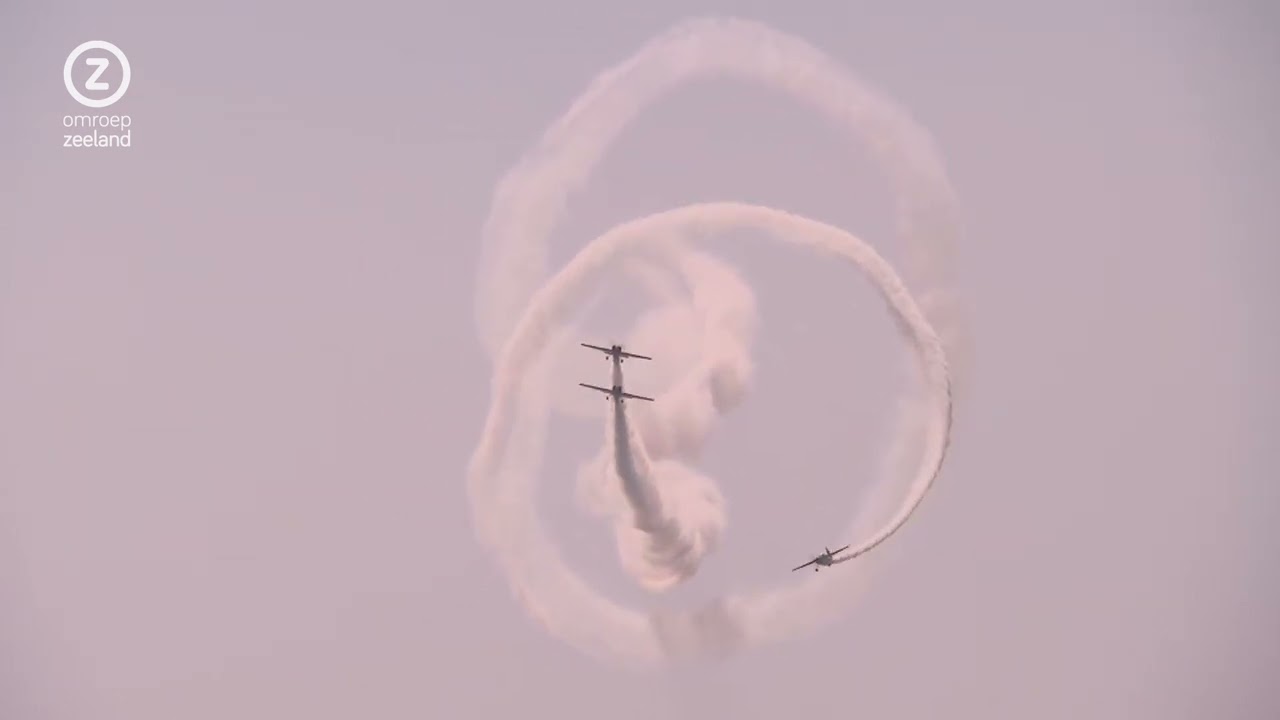 Rescue Zeeland 2025: Vliegtuigen Global Stars boven de boulevard.
